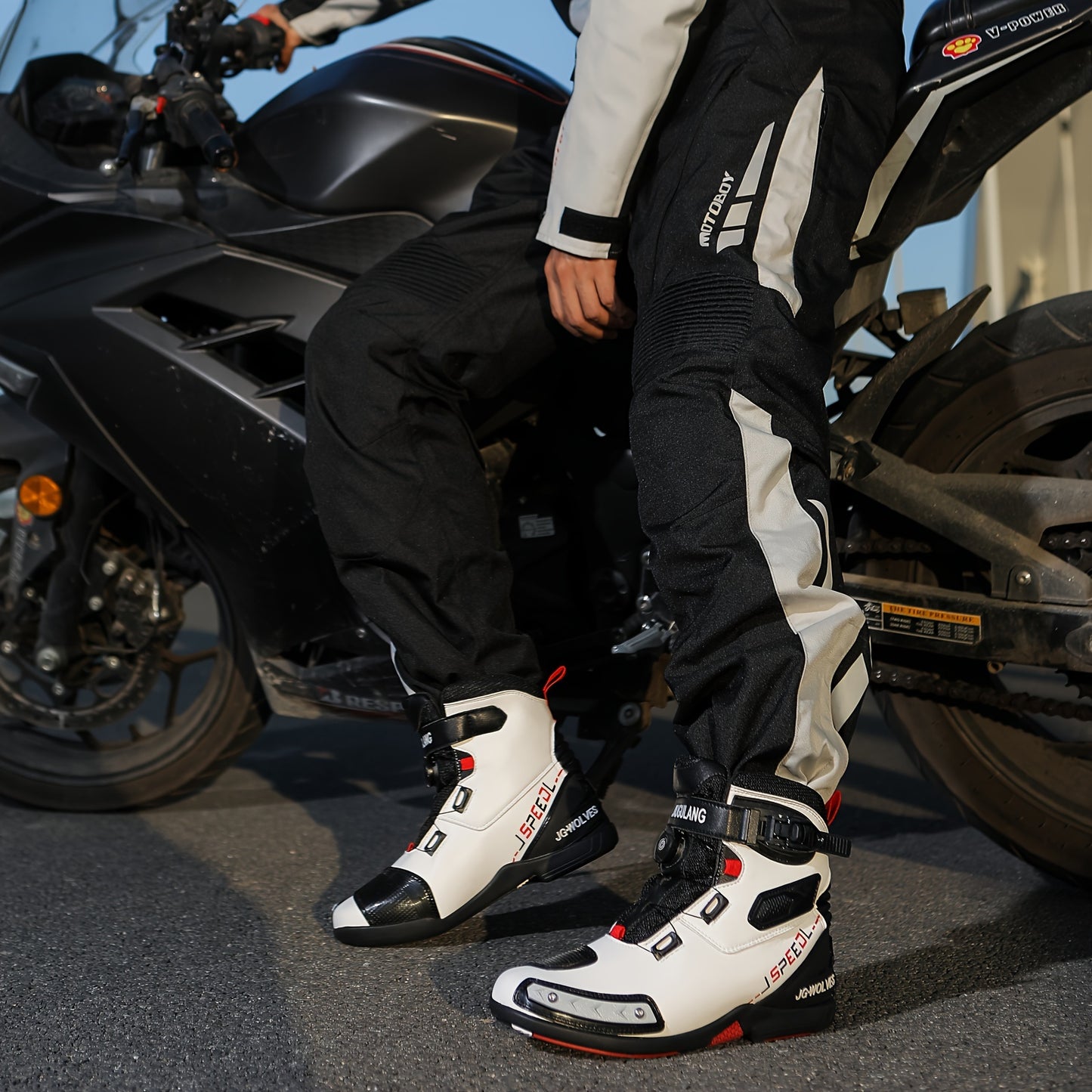 Botas de Moto Profissionais Masculinas Elegantes de Cano Alto com Fivela Rotativa Ajustável, Sola de Borracha Durável e Antiderrapante, Cabedal de Microfibra, Calçado Masculino